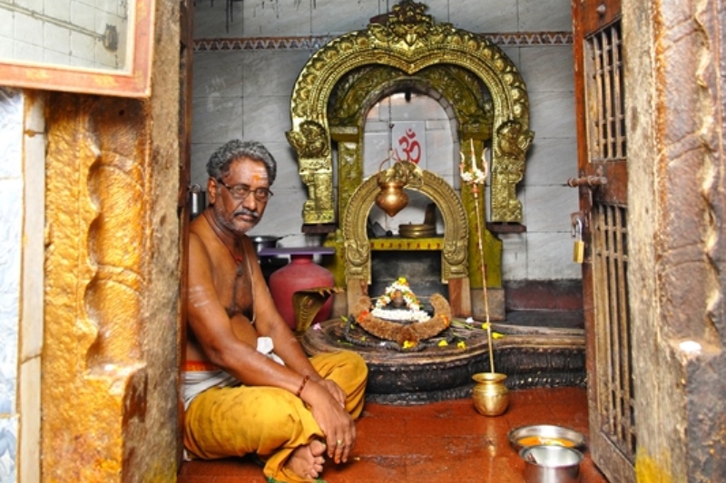 Shiva-Lingam-Mannuru-Sivalayam-Temple